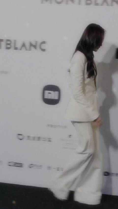 挂空挡穿西服的张天爱，就是那么曼妙