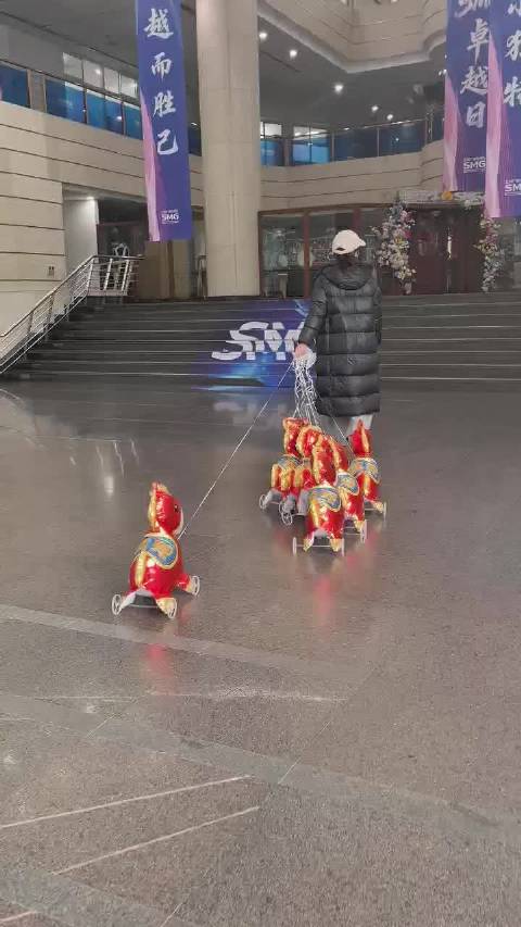 黄奕牵九匹气球马上班赴东方卫视春晚