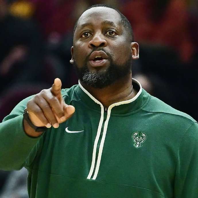 道格·里弗斯接手雄鹿后，球队的具体战绩和攻防数据下滑了多少？