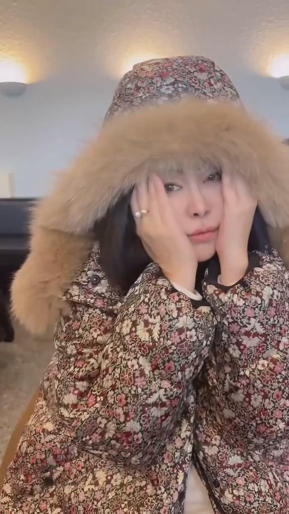 王祖贤开号两天涨粉百万，安徽老家网友感谢她1993年捐钱修“祖贤路”，村支书：当年修好后我就骑车上学，至今仍是村里主干道