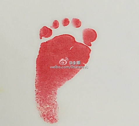 李娜宣布顺利产女晒宝宝小脚照