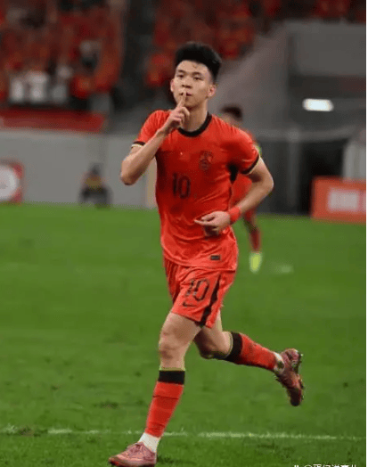 发挥平平!王钰栋赛后首度发声,直言球队战术以防守为主,自己进攻机会少,还被对手重点盯防,6场1球的表现实在身不由己