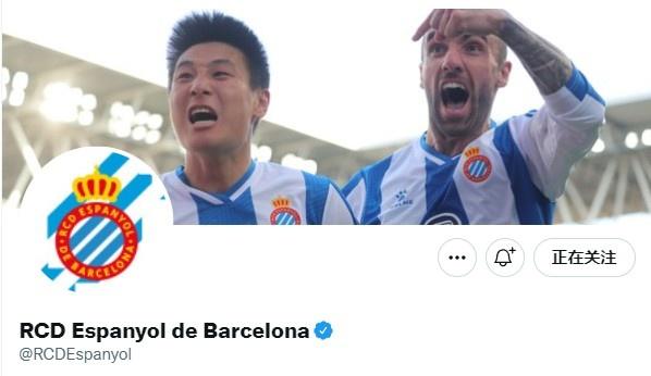 武磊和队友庆祝进球，成为西班牙人官推背景图