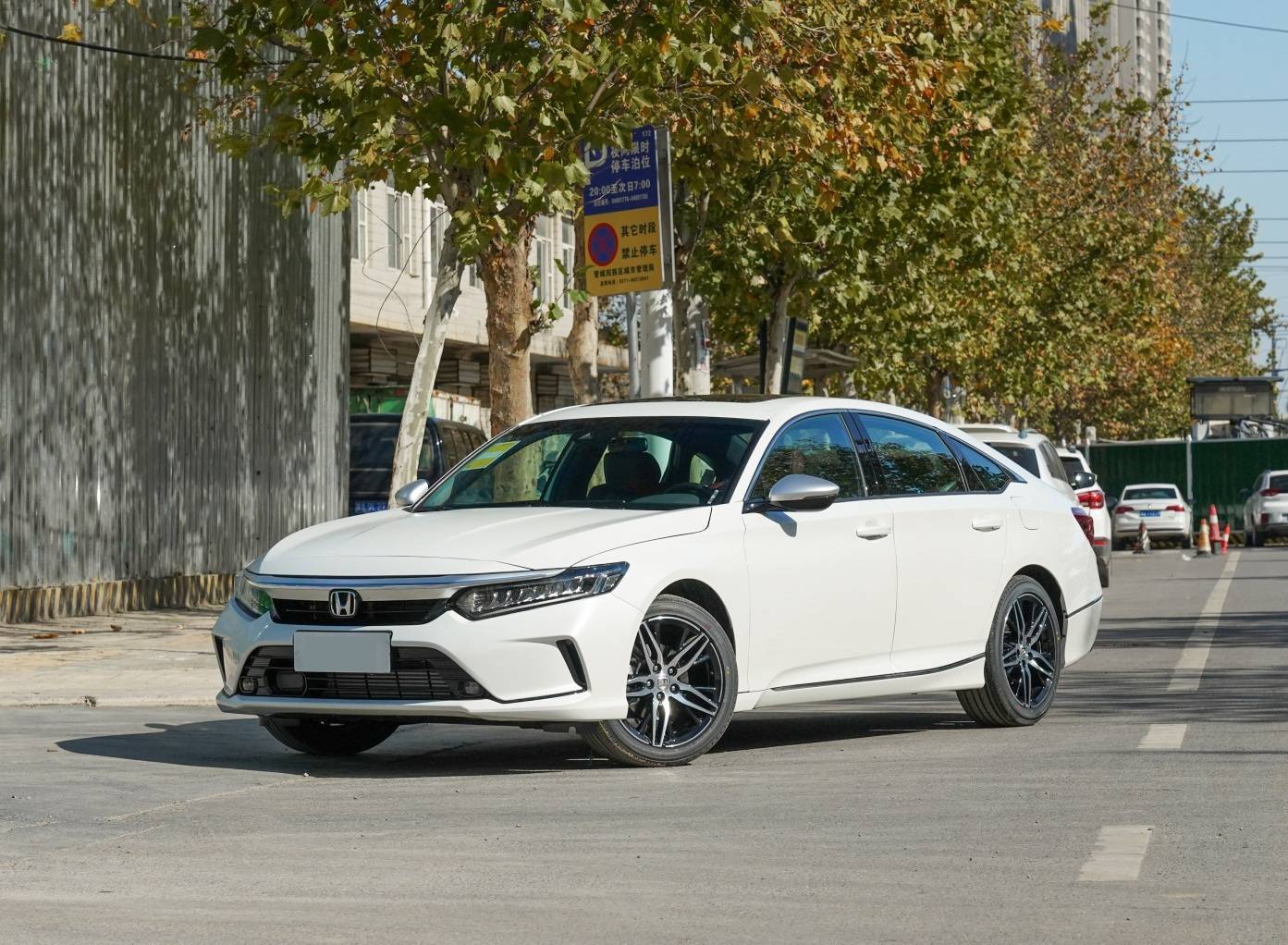 英仕派挑战凯美瑞:B级轿车市场新王者崛起,性能与空间更胜一筹