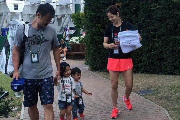 李娜一家四口合照!儿女更像爸爸,穿短裙肤白貌美已打两场元老赛