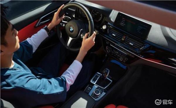 宝马1系车标-充电