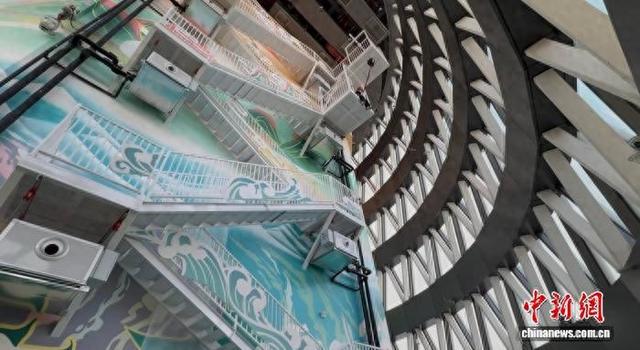 “定海神针”观光塔里的室内蹦极项目。谢梦圆摄