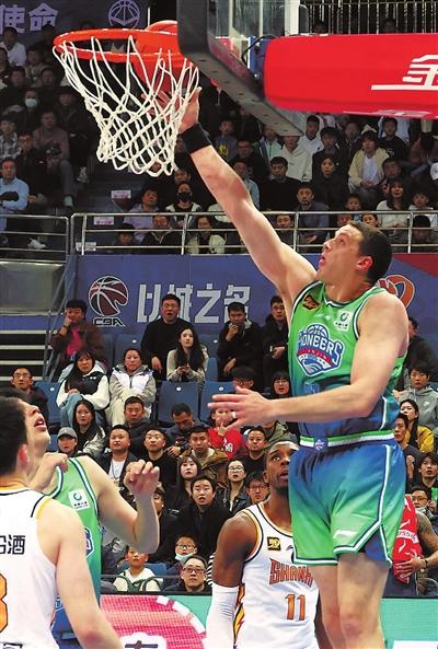 天津队外援詹姆斯当选篮板王