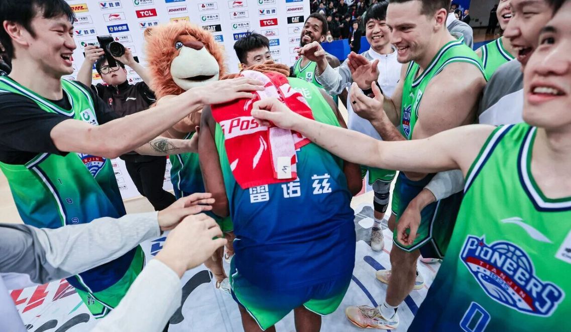 看到北京落后暂停时赵睿不耐烦的表情，才知道，许利民有多能作妖