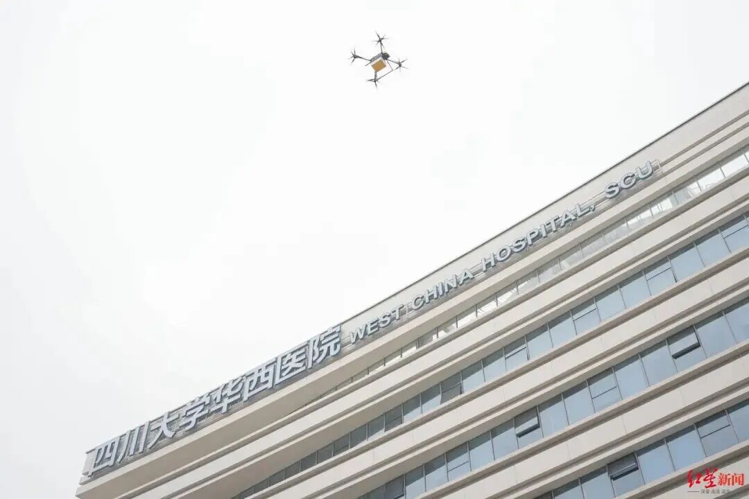 ▲无人机起飞后与医院建筑同框