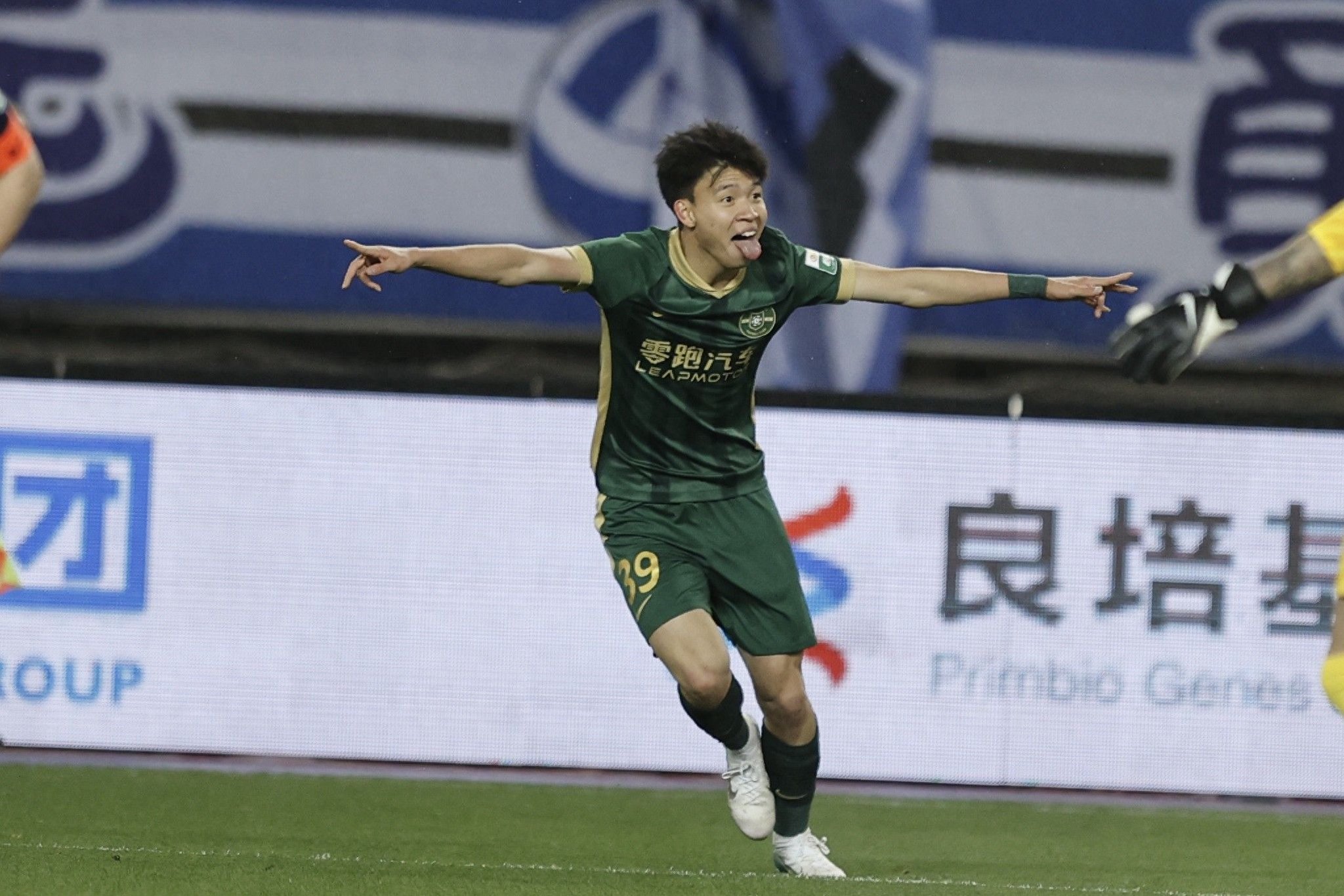 18岁王钰栋“彩虹折线”破门:解码中国足球久违的灵性基因