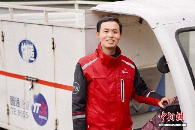 图为四川省人大代表，四川圆通速递有限公司工会主席唐建。 受访者 供图