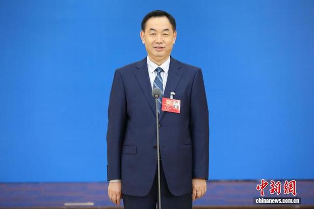 山东省人大代表、青岛明月海藻集团有限公司董事长张国防回答记者提问。山东省人大供图