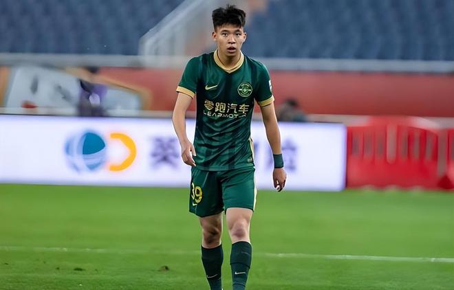 李玮锋批评王钰栋!队友不传球他就摊手抱怨,球迷直言确实该改