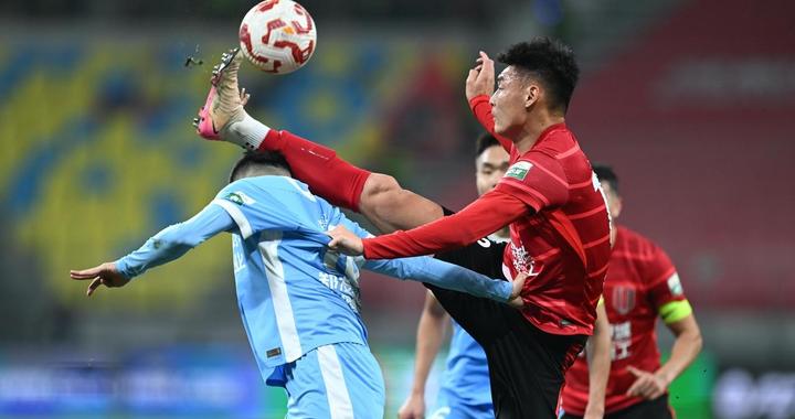 意外！上港锁定了一名国脚中卫大牌，蒋光太主力不稳了？球迷热议