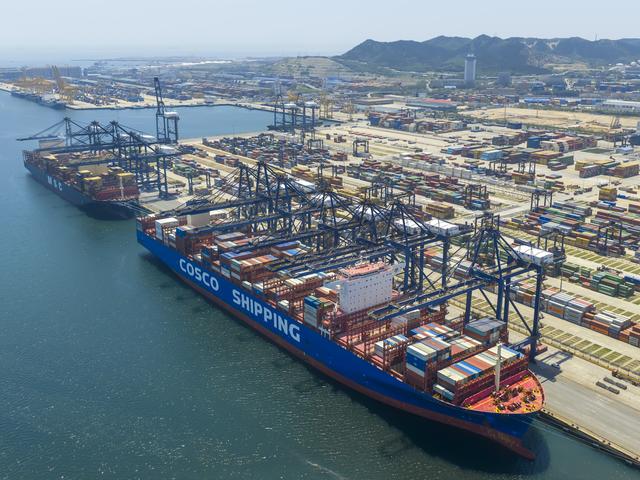 国际集装箱班轮靠泊大连港（辽宁港口集团供图）