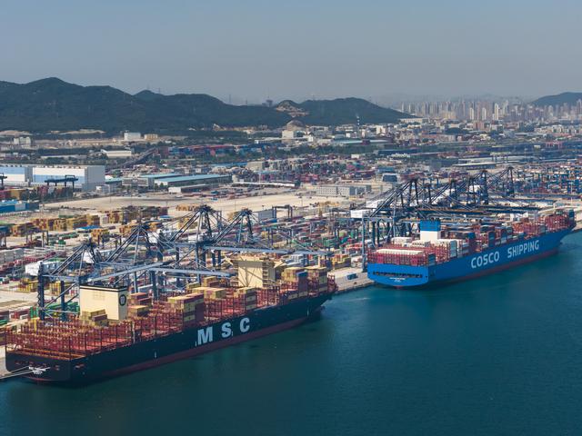 国际集装箱班轮靠泊大连港（辽宁港口集团供图）