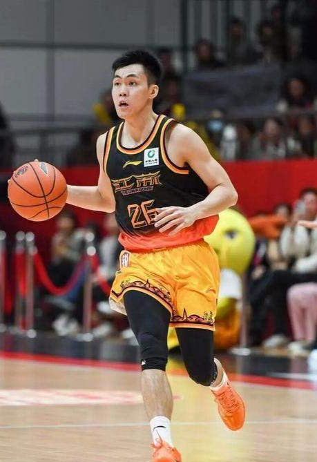 29+8封神！20分狂胜新疆 郭士强场边观战 能带他进国家队吗？