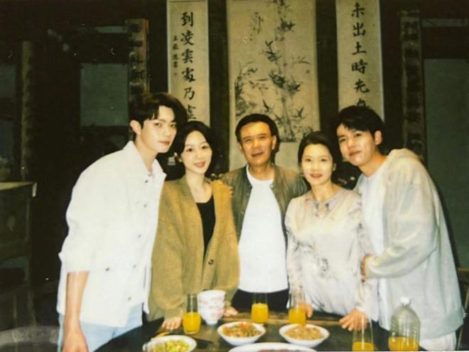 杨紫许凯承欢记官宣阵容,牛骏峰许龄月加盟,人间烟火,与爱同行模特何赛飞女明星_订阅