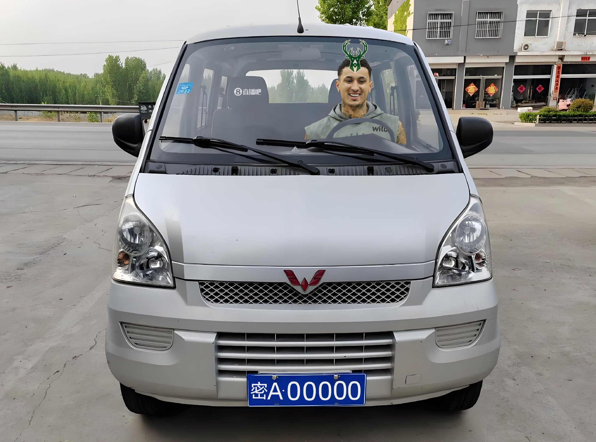 解说调侃库兹马:去年季后赛都五菱宏光了 奇才交易走他算是赚了