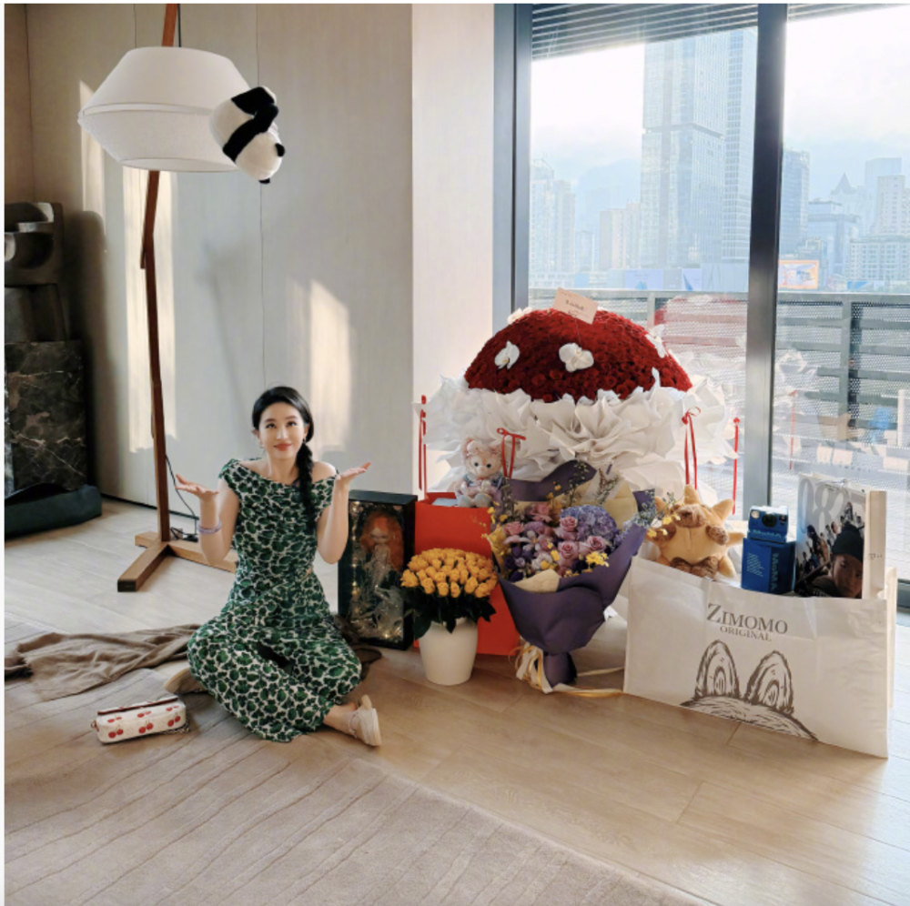 刘亦菲成都逛街被偶遇：踩着人字拖穿着短裤，慵懒打扮挡不住出众颜值