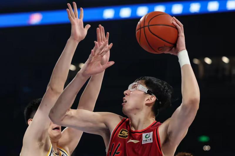 周琦：下赛季继续戴护目镜出战