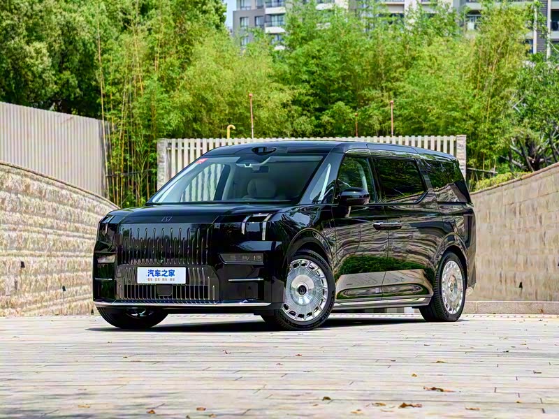 极氪009不同配置版本的价格差异在哪里?