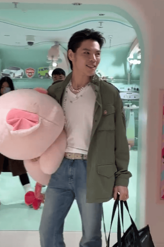 向佐逛街买巨型猪公仔被偶遇 称要送给老婆郭碧婷