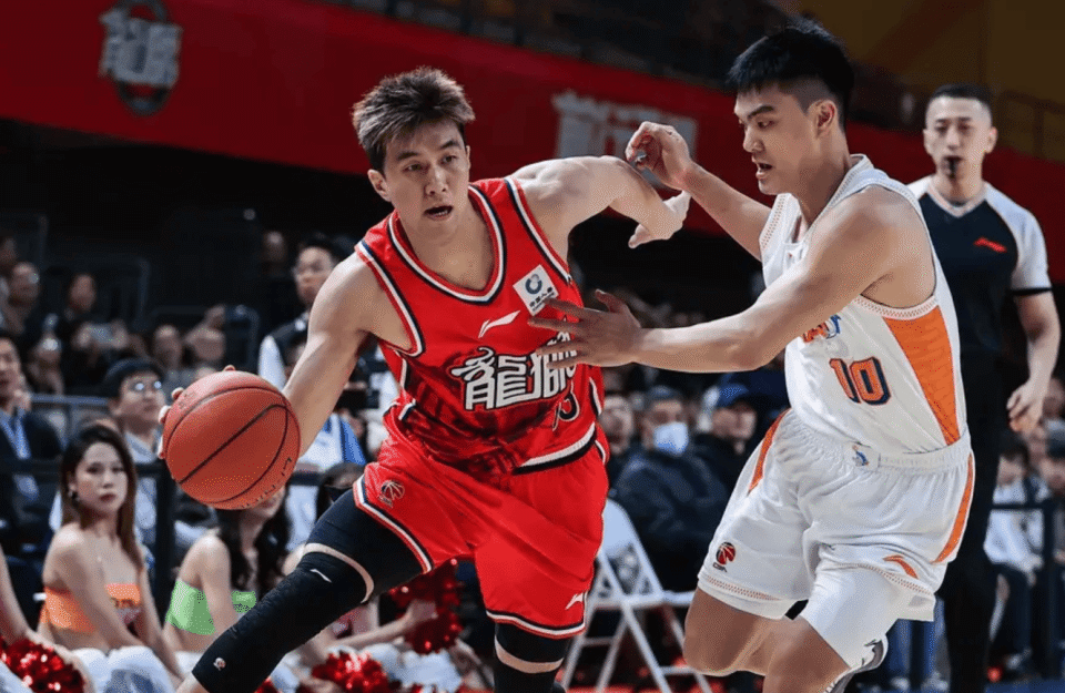 郭艾伦全场11投仅3中，三分1中0得到8分2篮板5助攻3失误