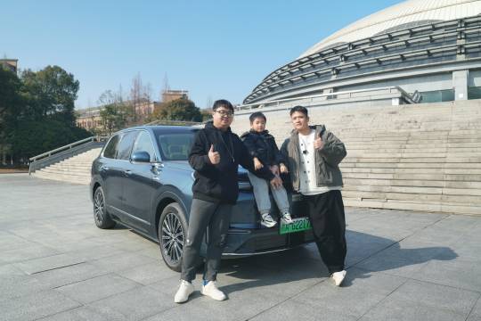 毕业12年携室友重返校园，吉利银河M9圆16年驾车梦
