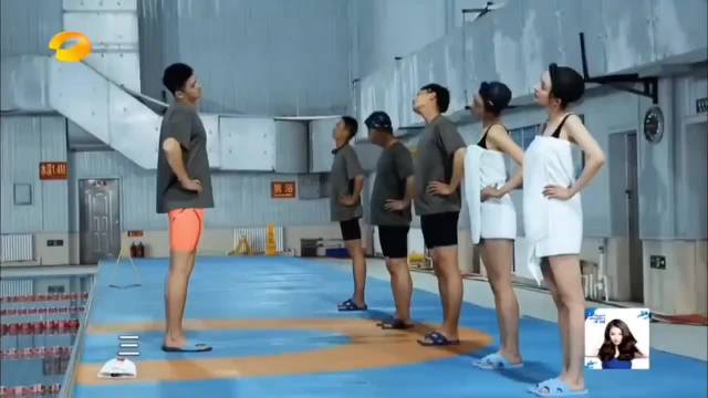 杨幂跟着孙杨学游泳，全泳装出镜，身材太好了