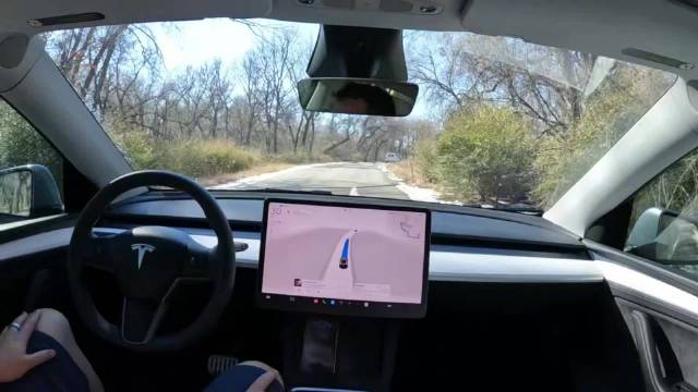 特斯拉FSD避让冰雪险酿事故，司机紧急接管