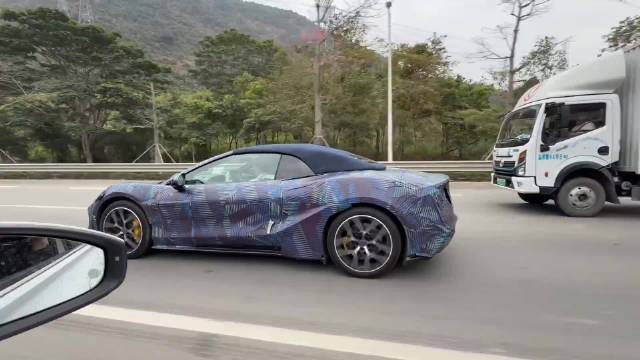 网友偶遇腾势Z敞篷版伪装车，这姿态看着真不错啊