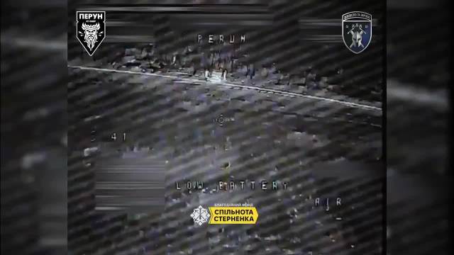 诺沃巴甫利夫卡方向俄军越野车遭袭，三人中一人被击中