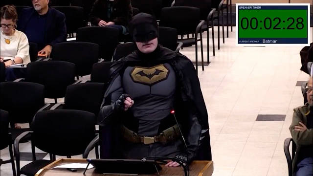 男子cos蝙蝠侠质问圣克拉拉市议会与ICE合作