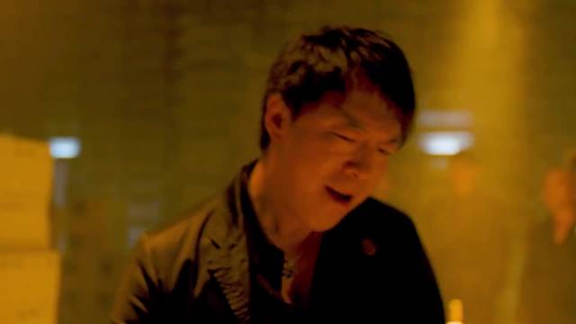 男生骑电动车带女生翘头耍帅撞车