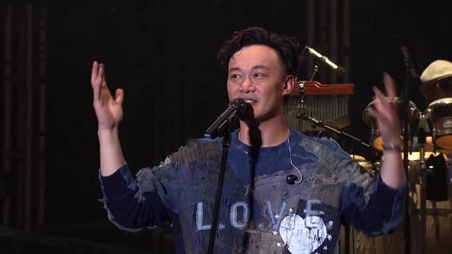 陈奕迅演唱《我们万岁》诠释爱情最高形态