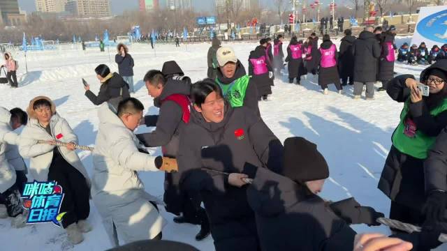 汪顺与青少年组队参加雪地拔河比赛