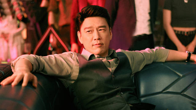 老板许云天被女下属敬酒，他却骚扰女职工，身陷舆论风波