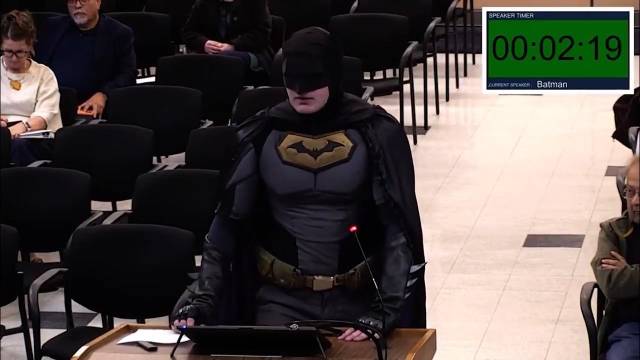 男子扮蝙蝠侠大闹市议会，怒斥议员未阻ICE介入超级碗