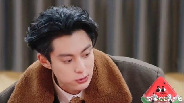 沈月吃不了辣，王鹤棣主动接过来吃，人夫感有了