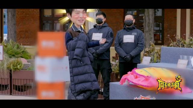 魏大勋就这样被NPC整害羞了，被两个黑衣人挎着移动我们大勋花是一动不敢动啊