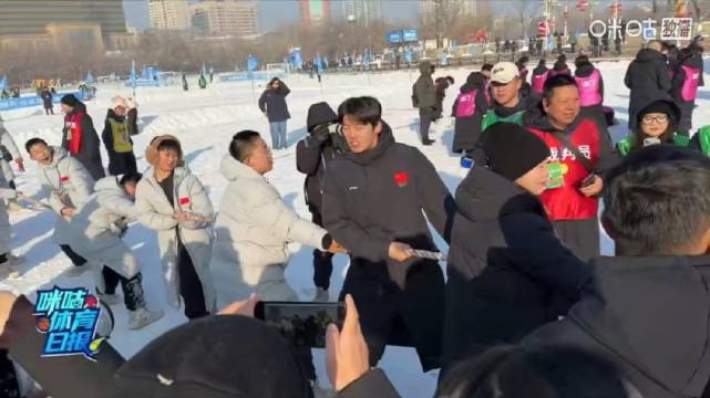 汪顺与小朋友雪地拔河欢乐开赛