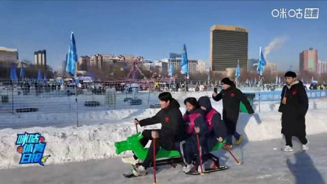 汪顺与青少年体验冰上赛龙舟