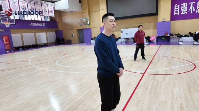 视频版—昨天工作结束后被邀请去参加小球员训练营活动的杨鸣老师