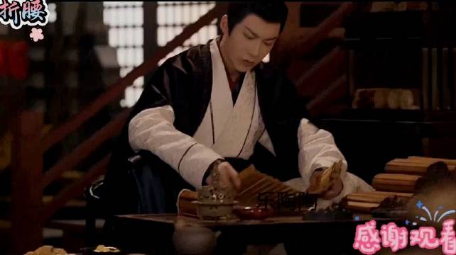 折腰：魏劭躲着小乔，心情不好动不动就是斩，小乔盼着魏劭回家