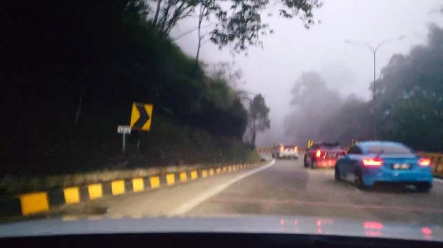 你遇到跑山队伍，会跨线给他们让道嘛？ 视频车，就一直让在对向车道开！