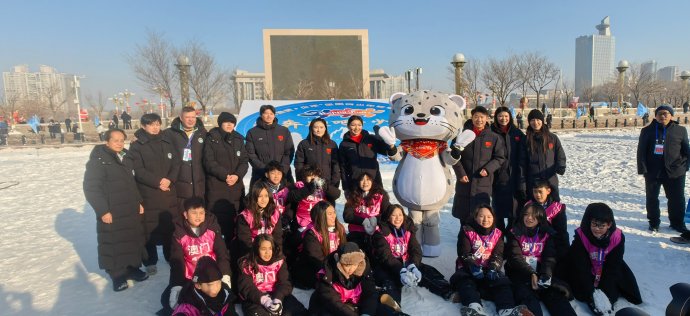 汪顺是在哪个活动上尝试的冰上龙舟和冰上拔河？