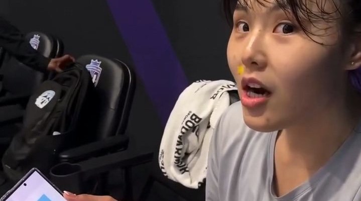 迷雾球员猜6种蓝色哪个是球队的正确配色~直接举着跑到场边对比 逗死了哈哈哈