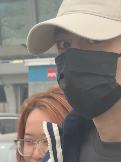 陈晓西安拍戏低调现身，粉丝陪同步行五分钟